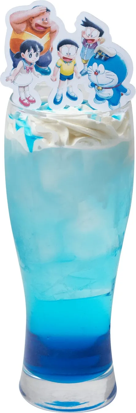 ドラえもんのキャラクターが飾られた青いソーダフロートの画像。グラスには青いグラデーションの液体が入っており、上にはホイップクリームが乗っている。