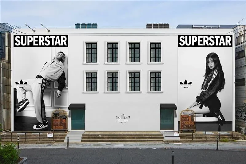 アディダスの広告が描かれた建物の写真。