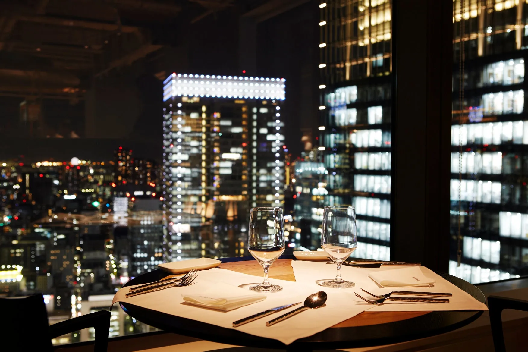 夜景を背景にしたテーブルセッティング