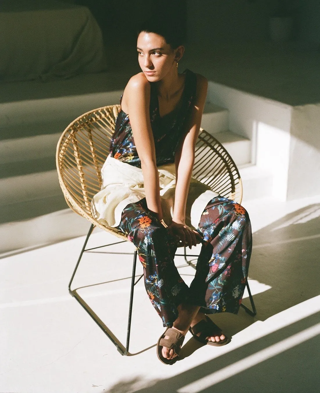 花柄パンツの女性