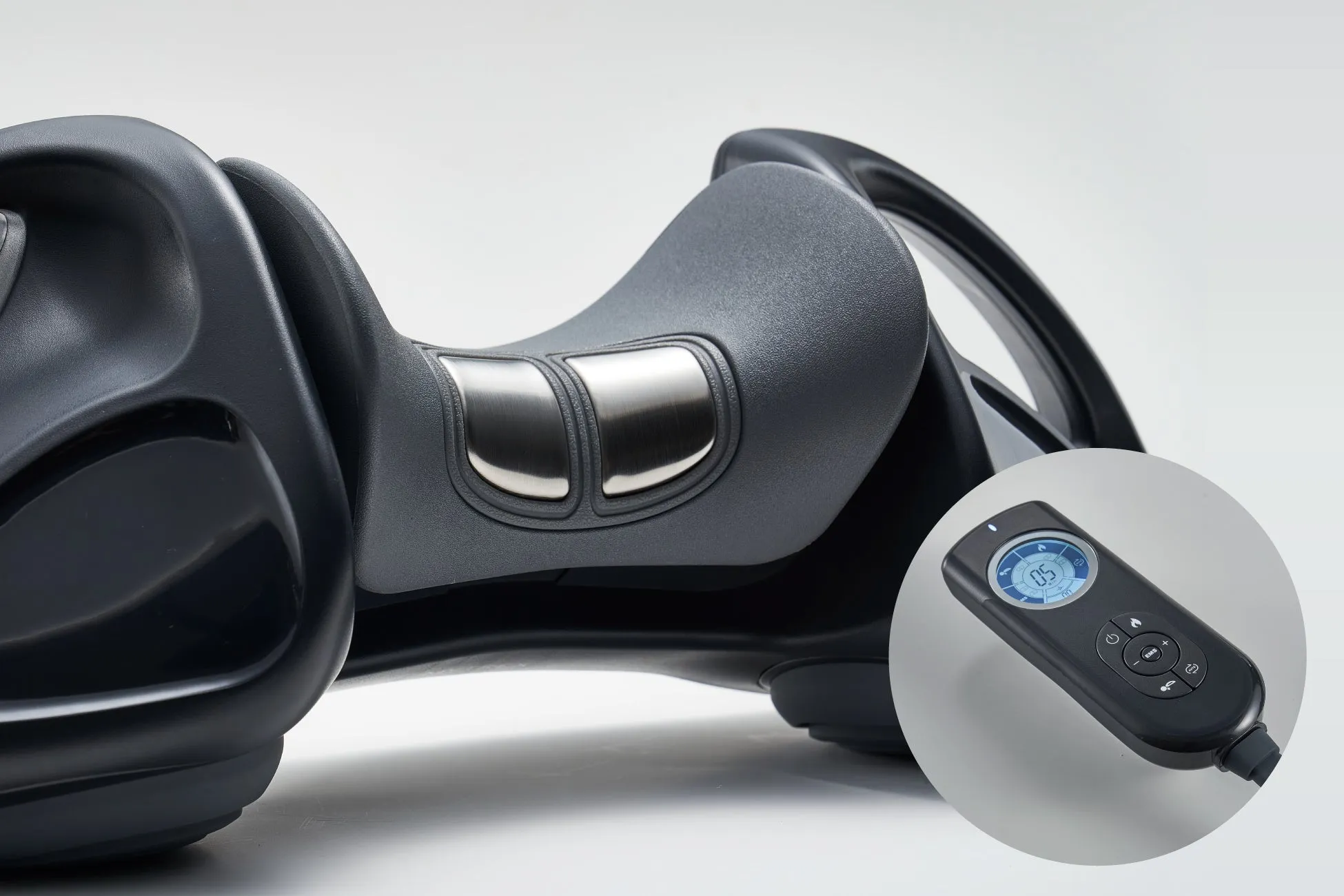 黒いマッサージデバイスとリモコン