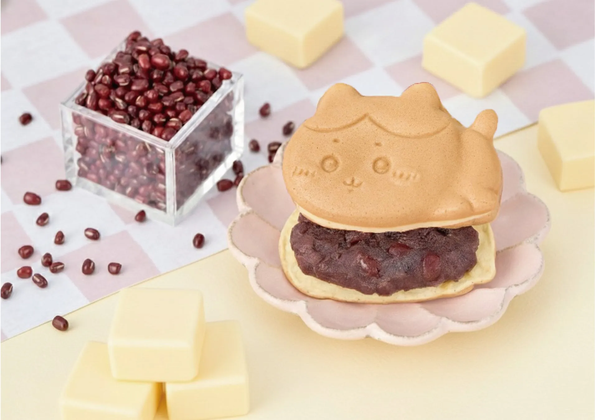 猫の顔の形をしたお菓子とあんこ、バター