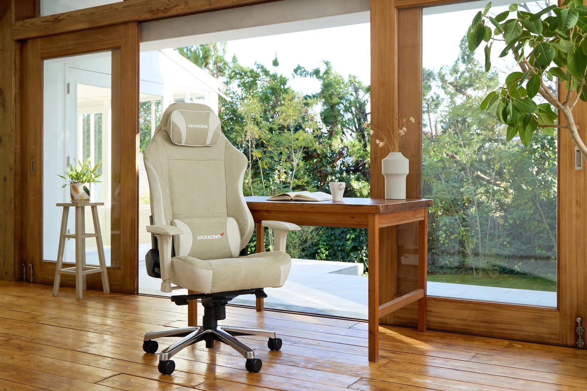 ゲーミングチェアが置かれた部屋の写真。窓の外には緑豊かな庭が見え、開放的な空間を演出している。