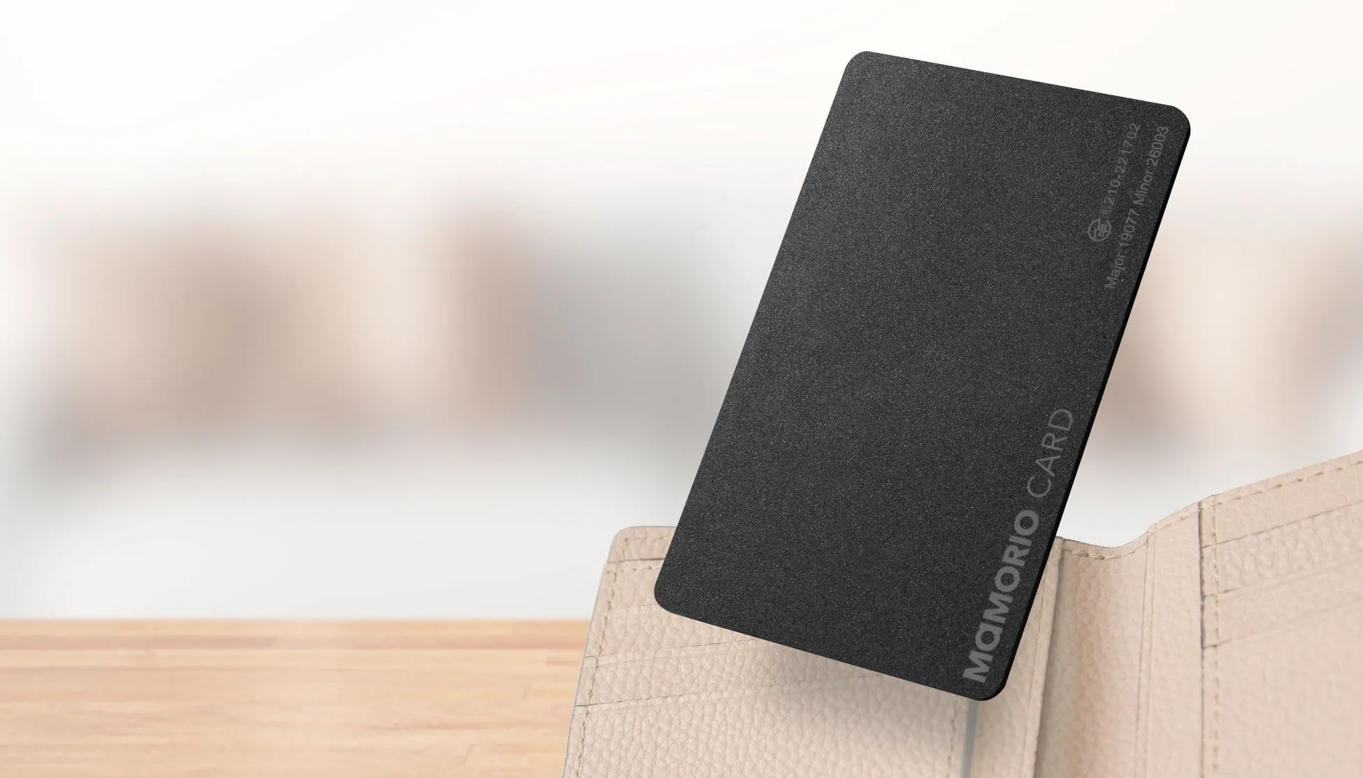 MAMORIO CARDが財布から出てくる様子を写した画像です。