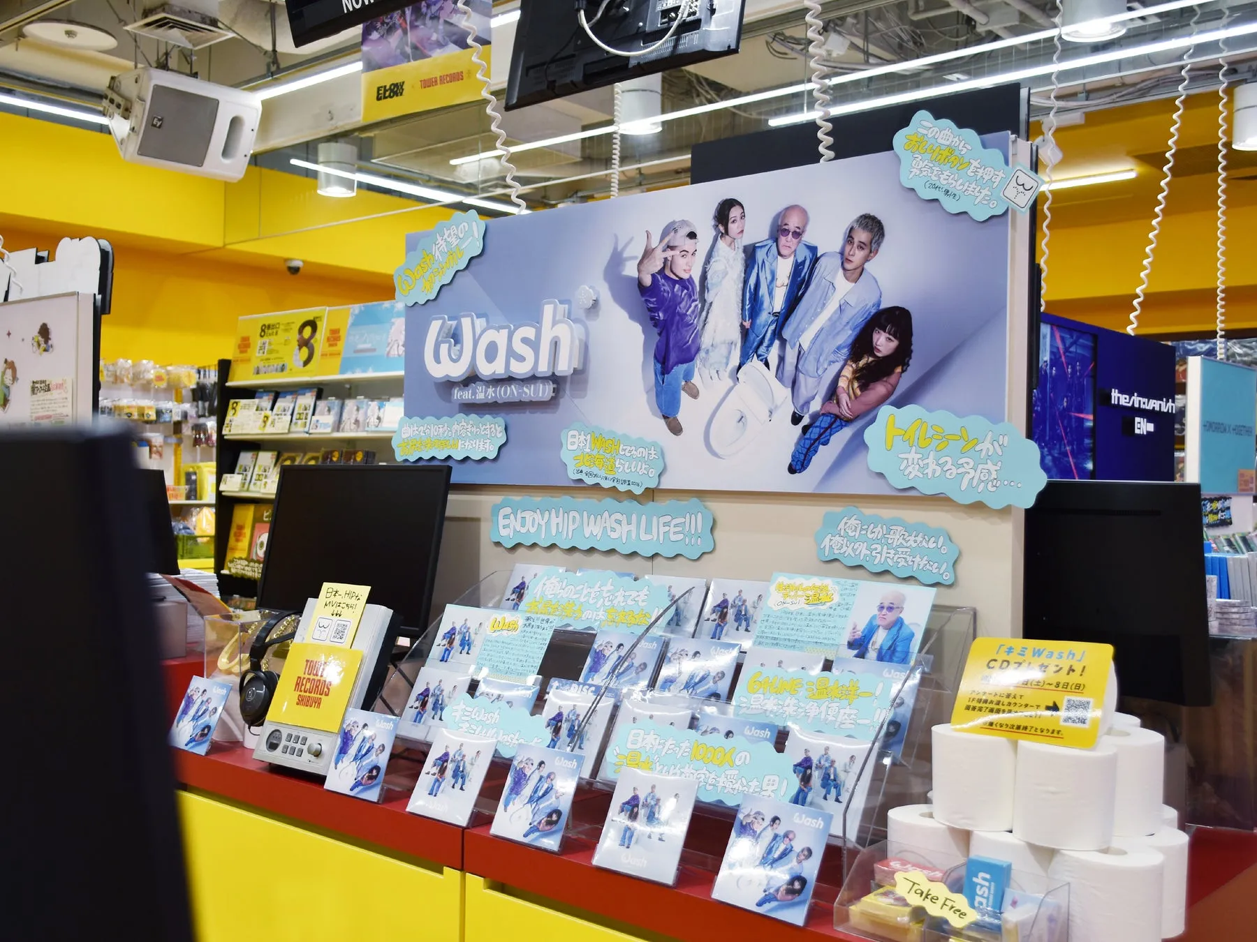 タワーレコード渋谷店でのWash feat.温水(ON-SUI)のプロモーションディスプレイ。CDやポスターが並ぶ。