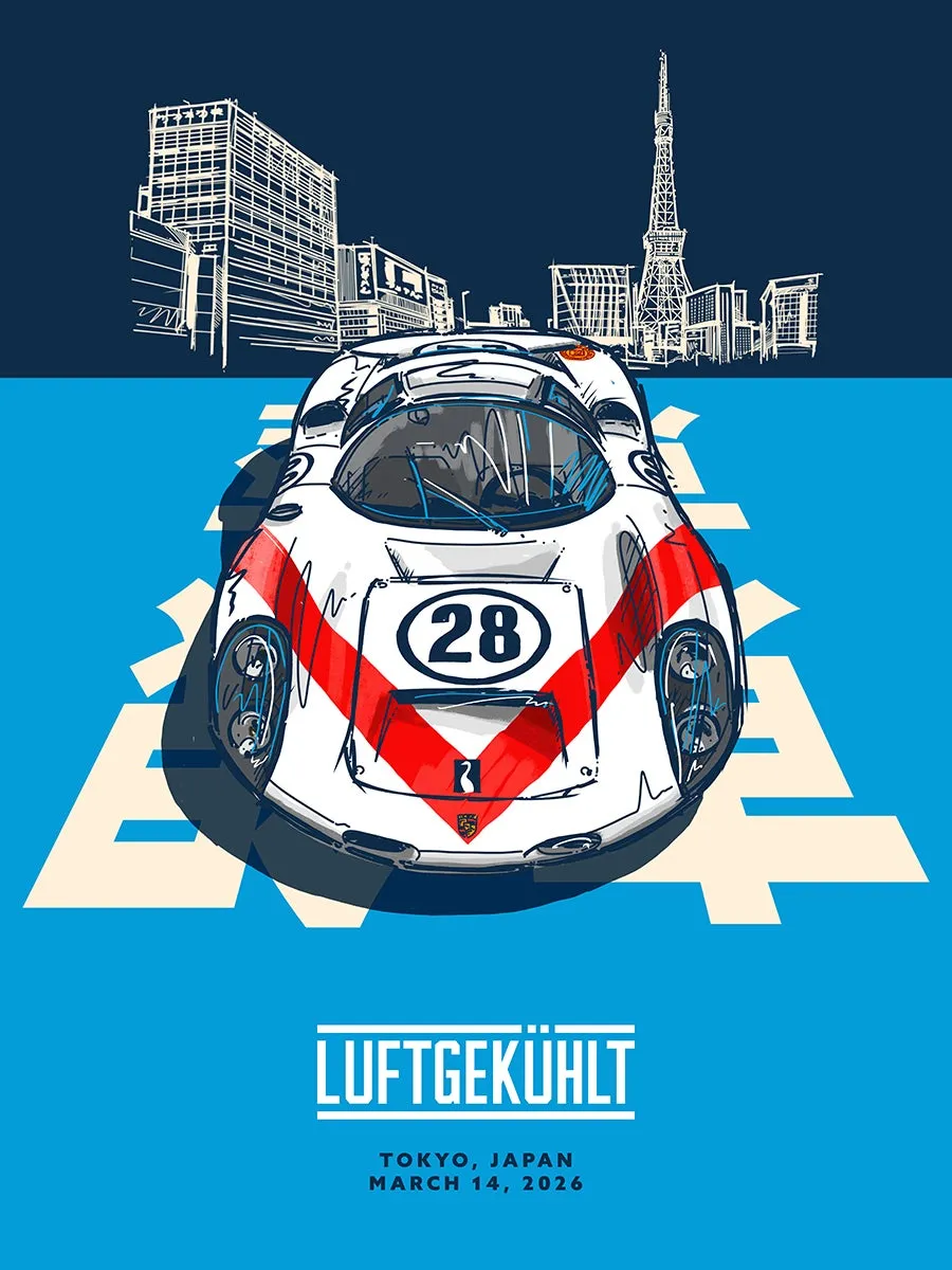 白いレースカーが、東京タワーや都市のスカイラインを背景に描かれたイラスト。車体には赤のストライプとゼッケン28が施されている。