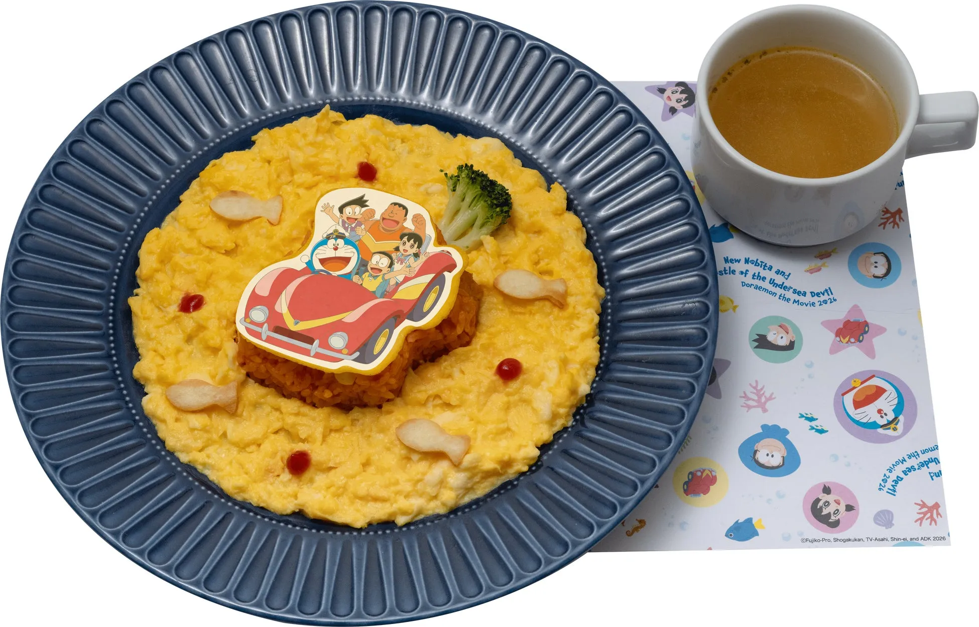 ドラえもんのキャラクターをあしらったオムライス、スープ、コースターのセット。