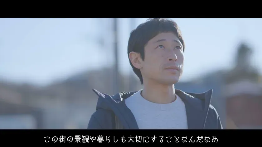 男性が空を見上げている