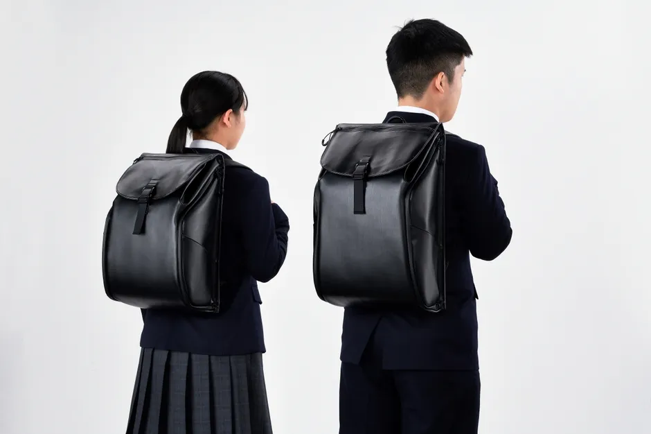 rakuruを背負った学生の後ろ姿