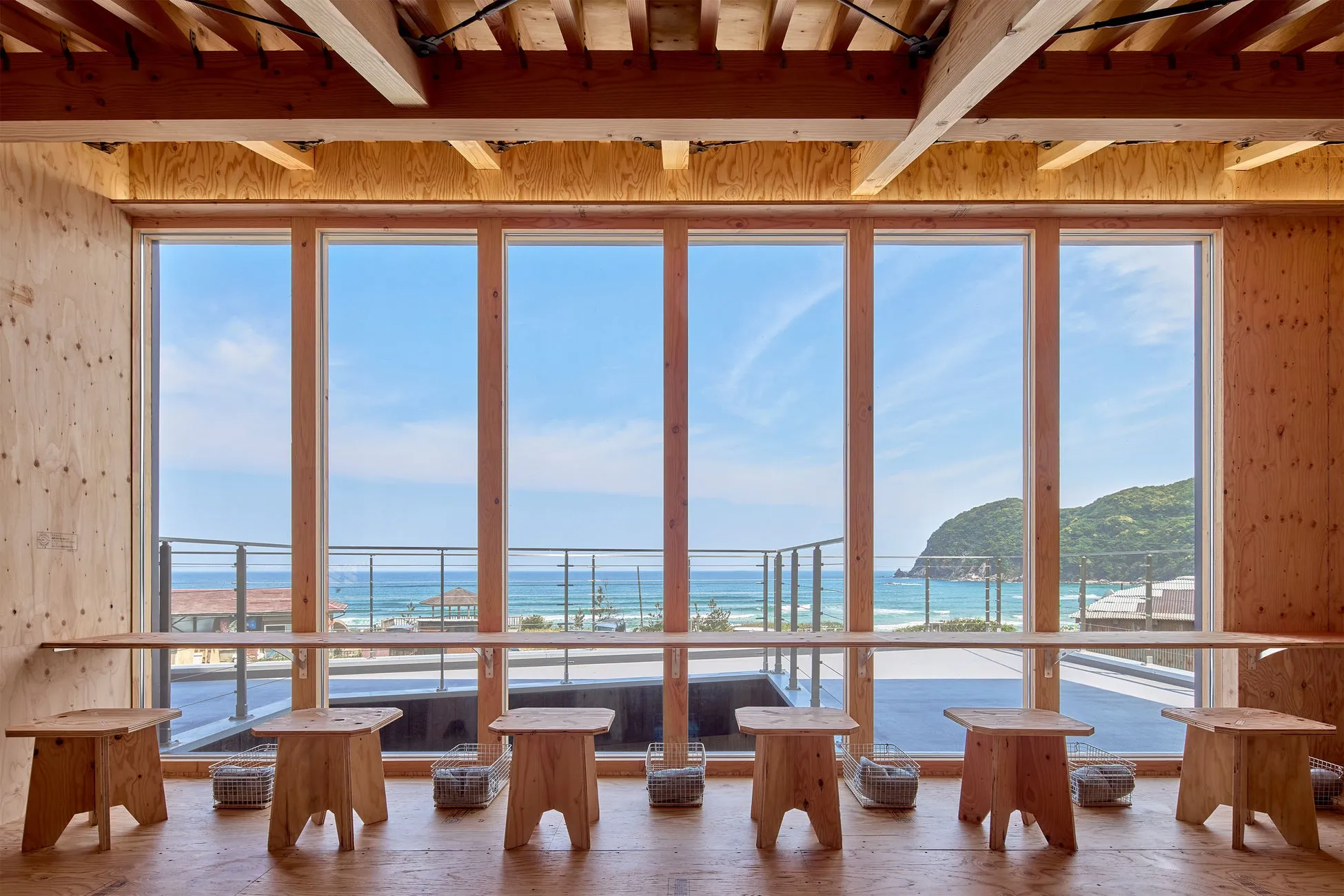 窓から海が見えるカフェのインテリア