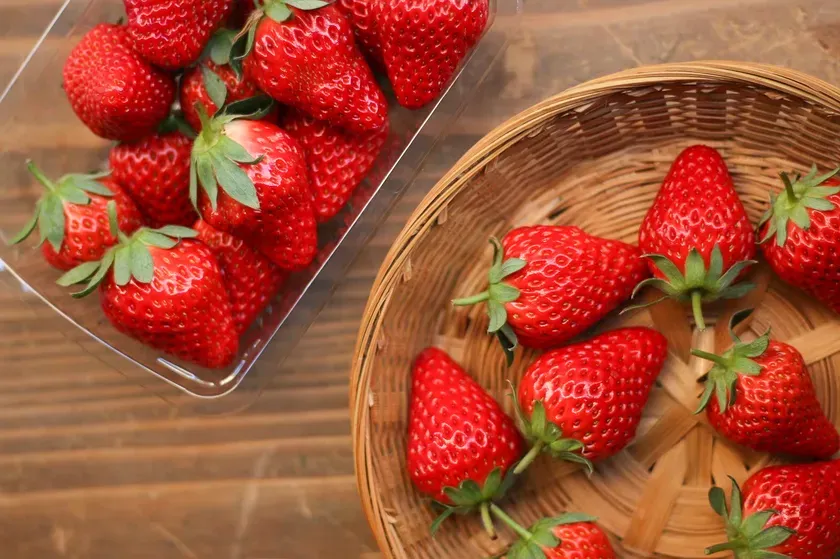 パックとバスケットに入った新鮮ないちご