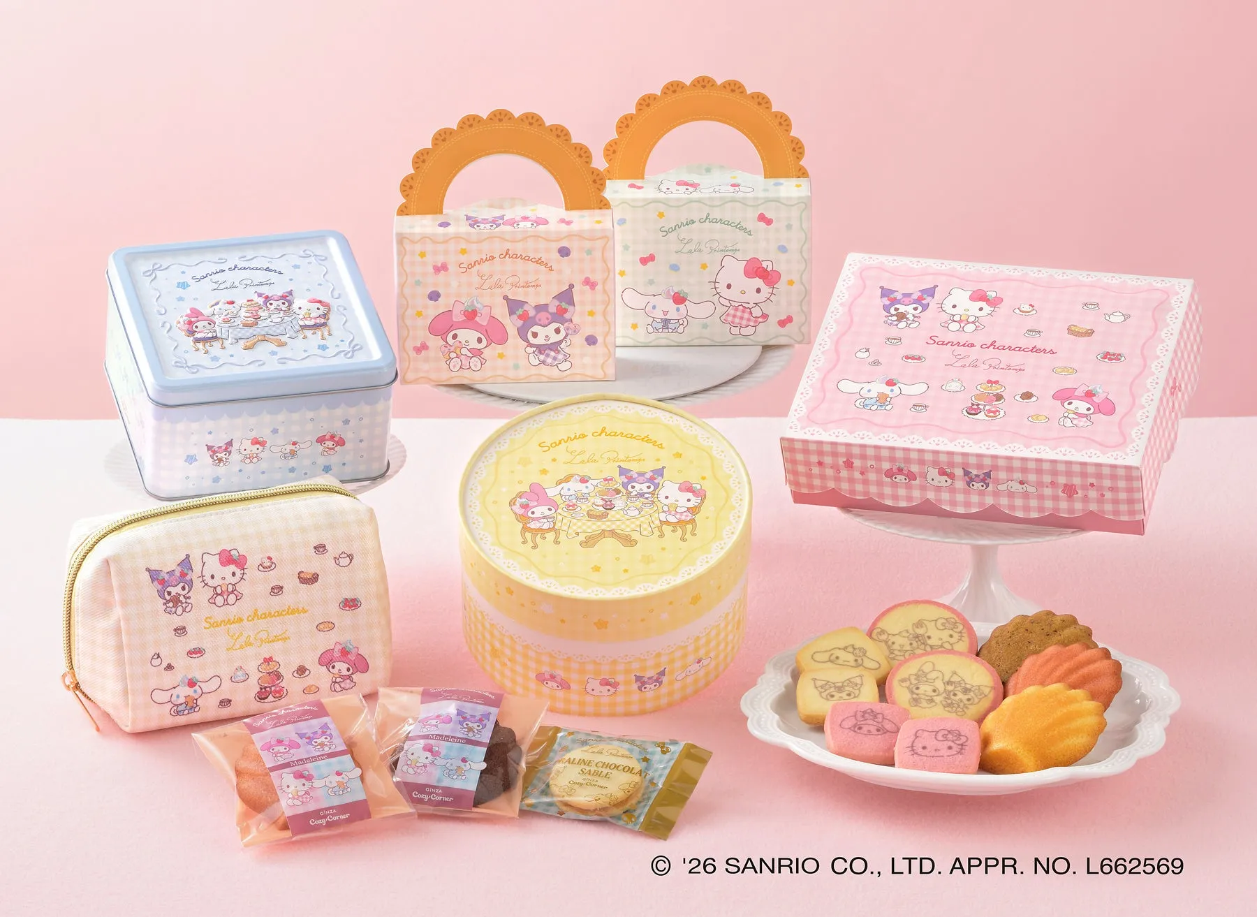 サンリオキャラクターズの様々なデザインのクッキーや焼き菓子、お菓子のパッケージが写った写真。ハローキティ、マイメロディ、リトルツインスターズなどのキャラクターが描かれています。