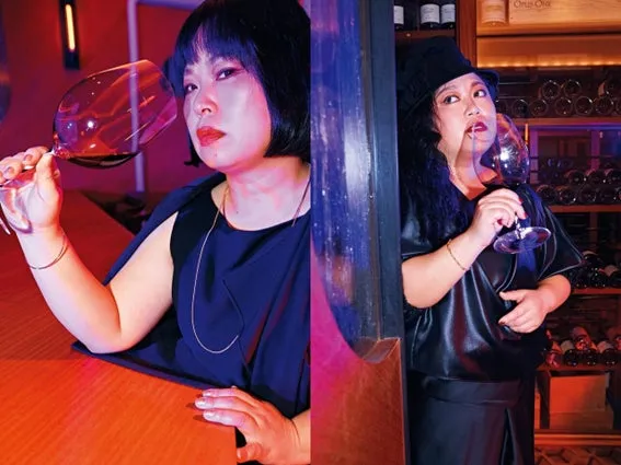 2人の女性がワイングラスを持っており、ワインを飲んでいる様子が写っている画像。