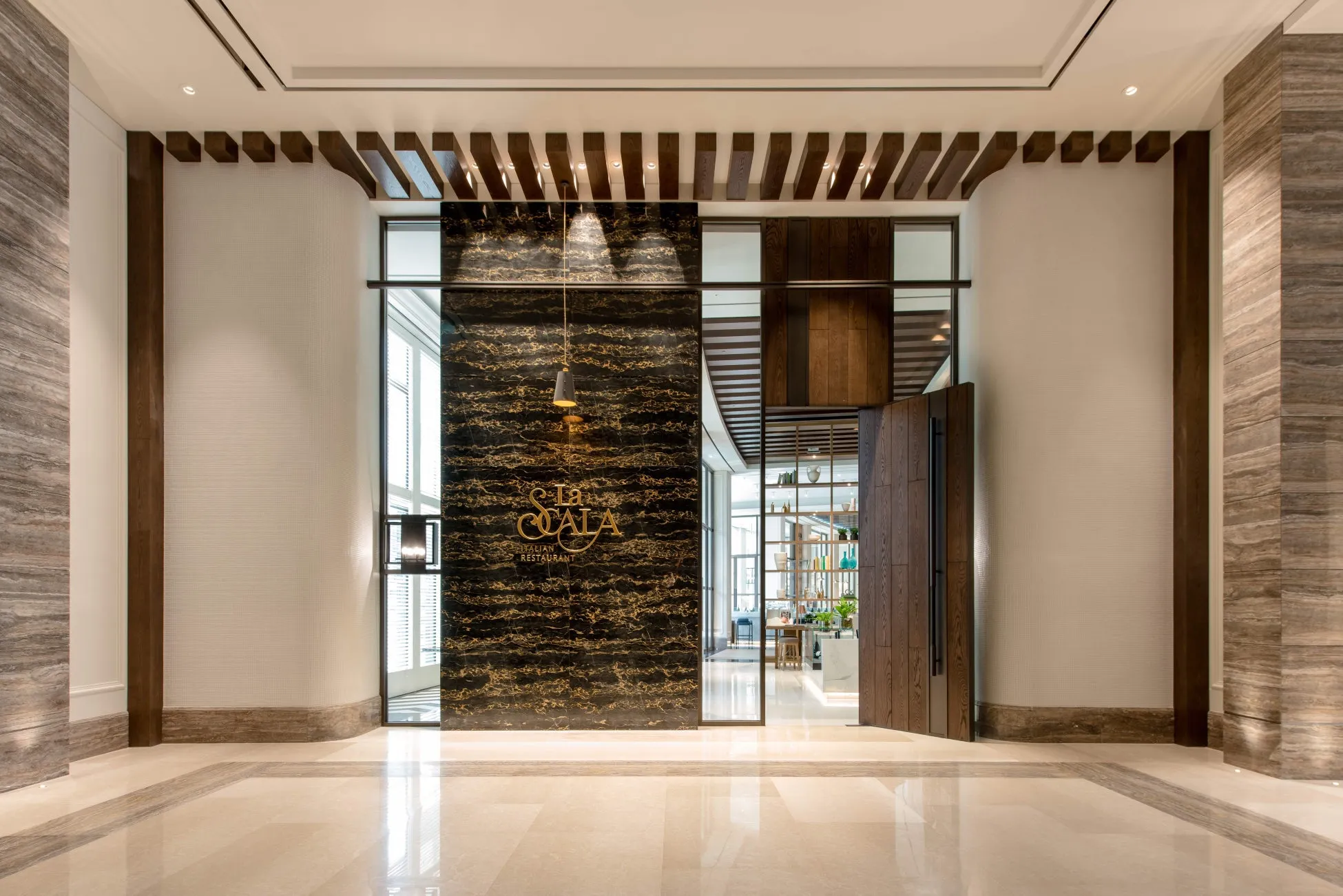 洗練されたレストランの入り口