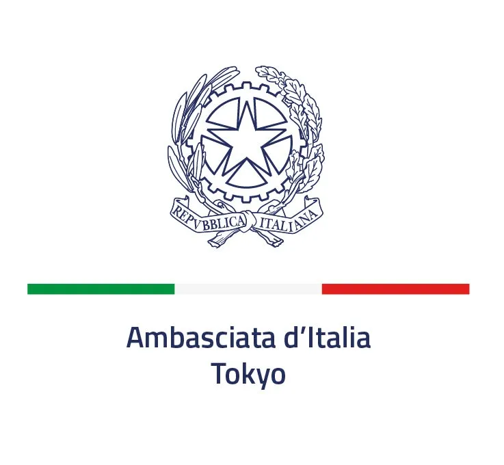 イタリア共和国の国章とイタリア国旗の色を模した横棒、そして「Ambasciata d'Italia Tokyo」の文字が配置されたロゴ画像です。在東京イタリア大使館を示すデザインです。