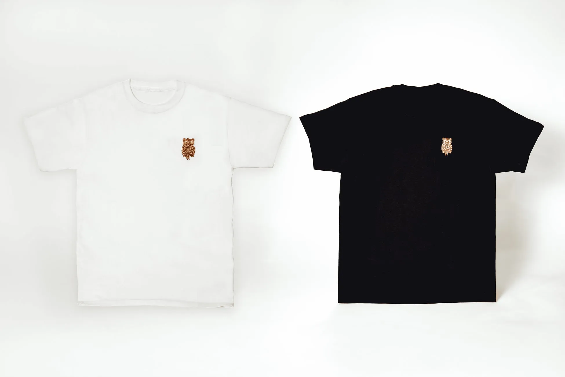 白と黒のTシャツにフクロウの刺繍