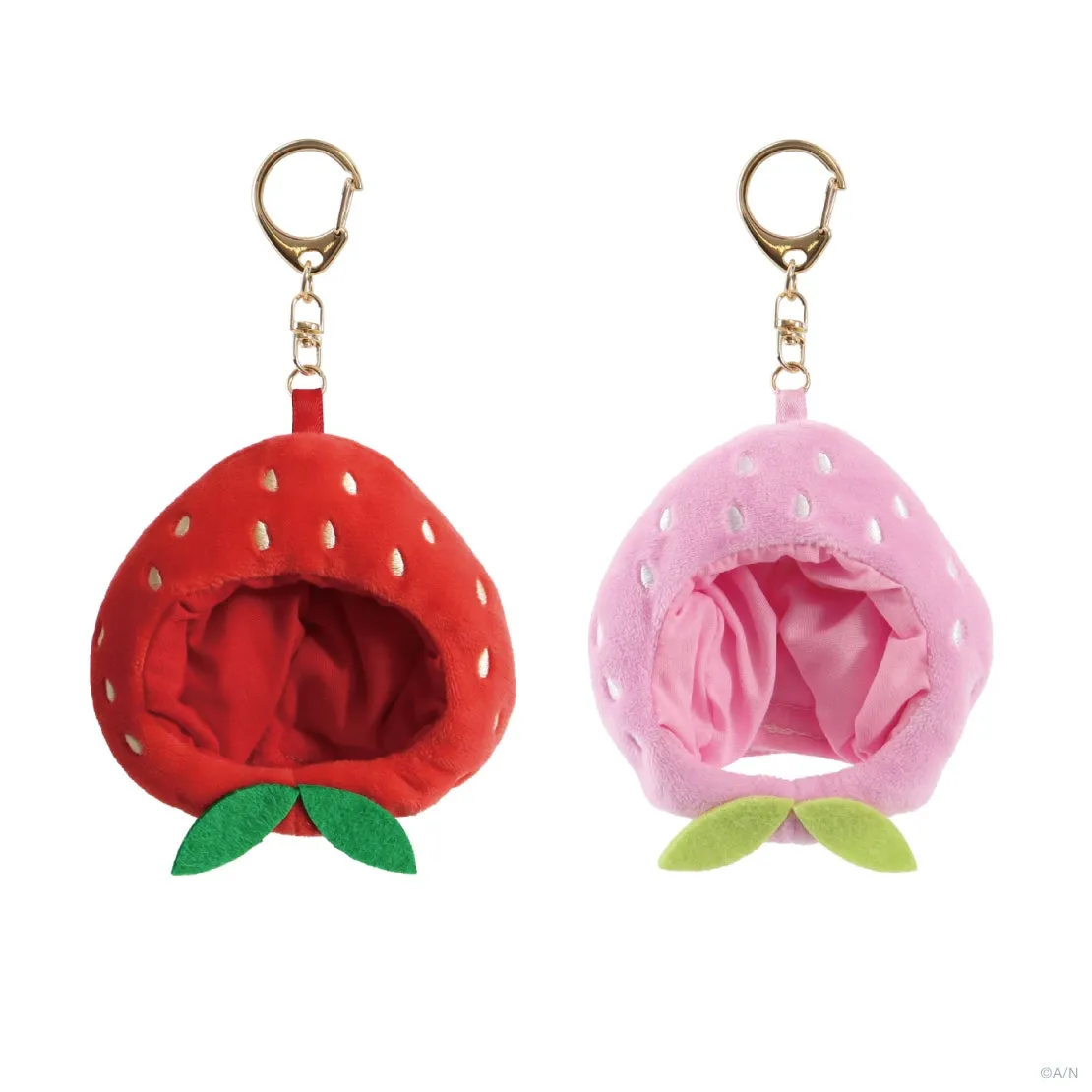 いちごの形をしたキーホルダー。赤とピンクの2種類があり、それぞれ葉っぱと白い種が描かれている。キーホルダー部分は金色の金属製.