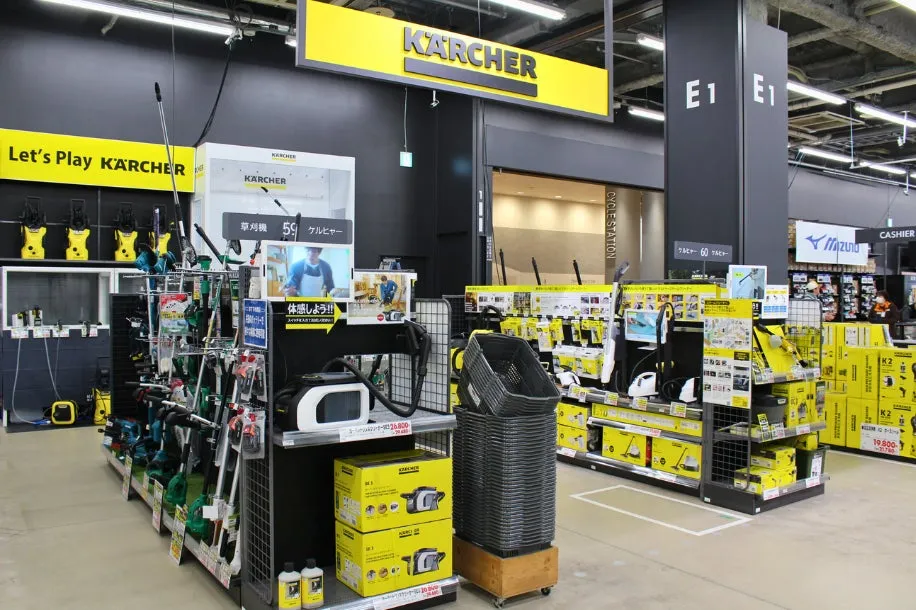 ケルヒャー製品が並べられた家電量販店の店内の写真