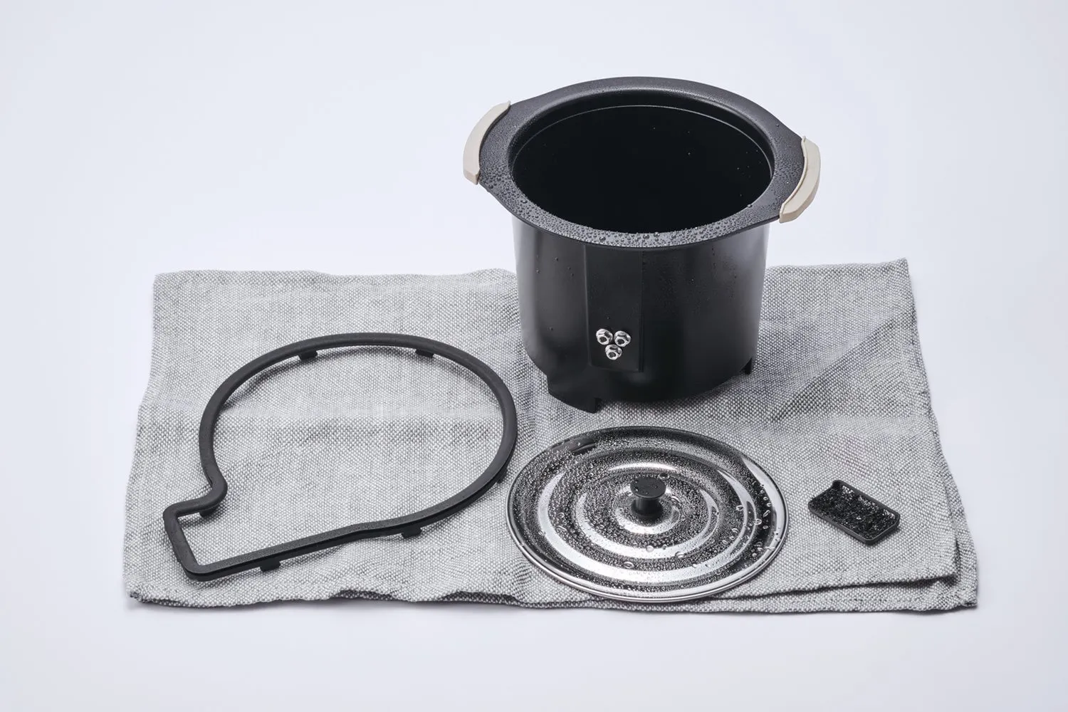 黒い容器と付属品