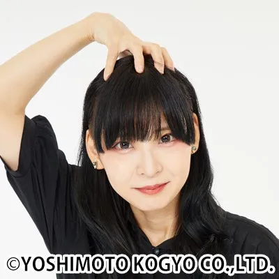 黒い服を着て、髪を触っている女性のポートレート