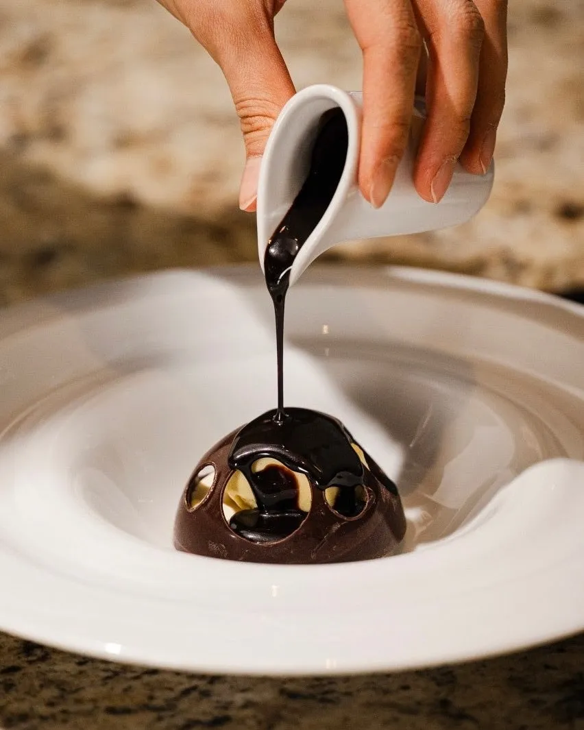 チョコレートソースがかけられたデザート