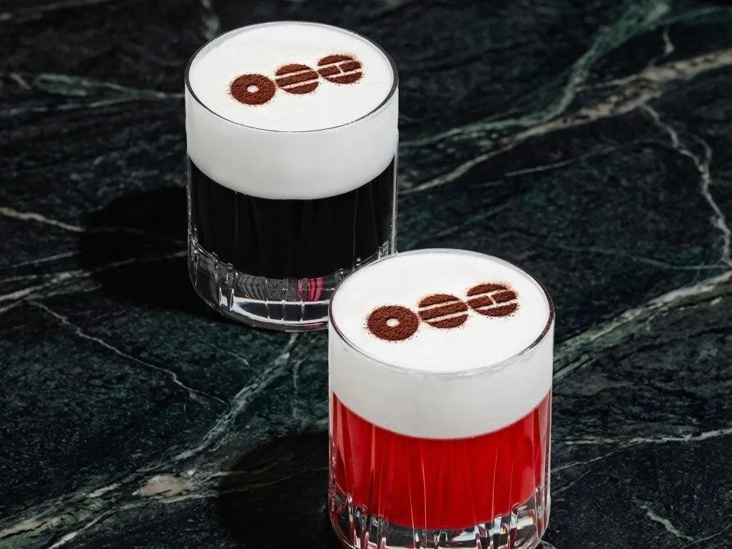 2つのカクテルが並んだ写真