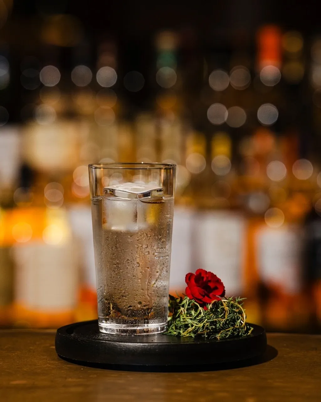 透明なグラスに入った飲み物