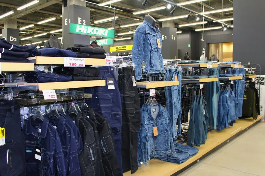 店内にある、さまざまな種類のデニムジャケットとパンツの陳列棚の様子を写した写真