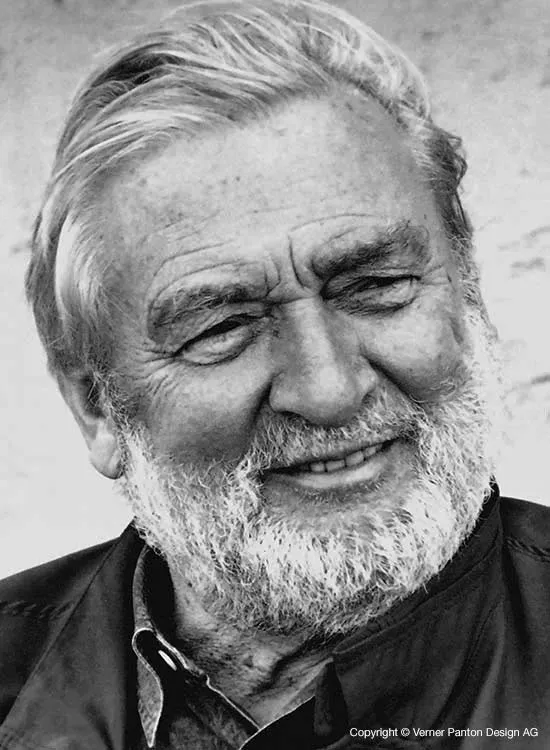 白髪の男性の白黒ポートレート