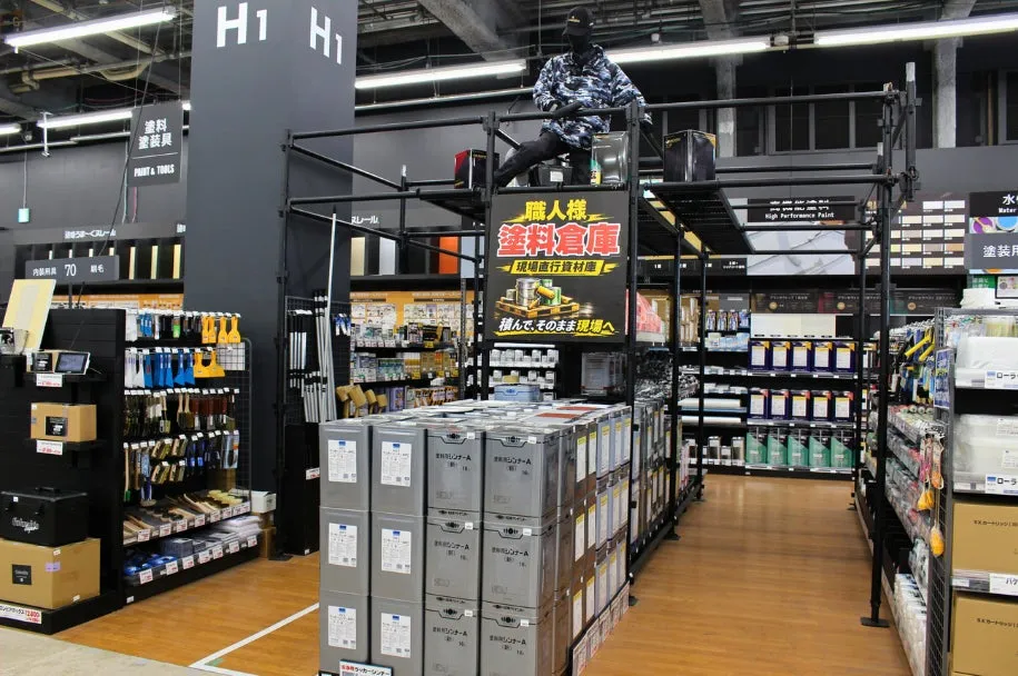 塗料や塗装用具が並んだ店内の写真。