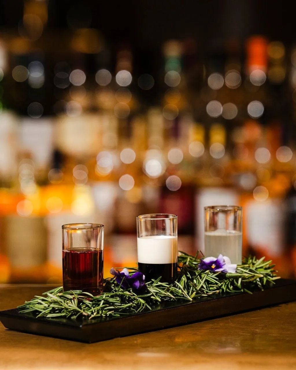 バーカウンターに並んだ3種類のショットグラス