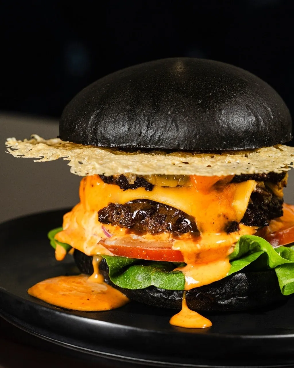 黒いバンズのハンバーガー