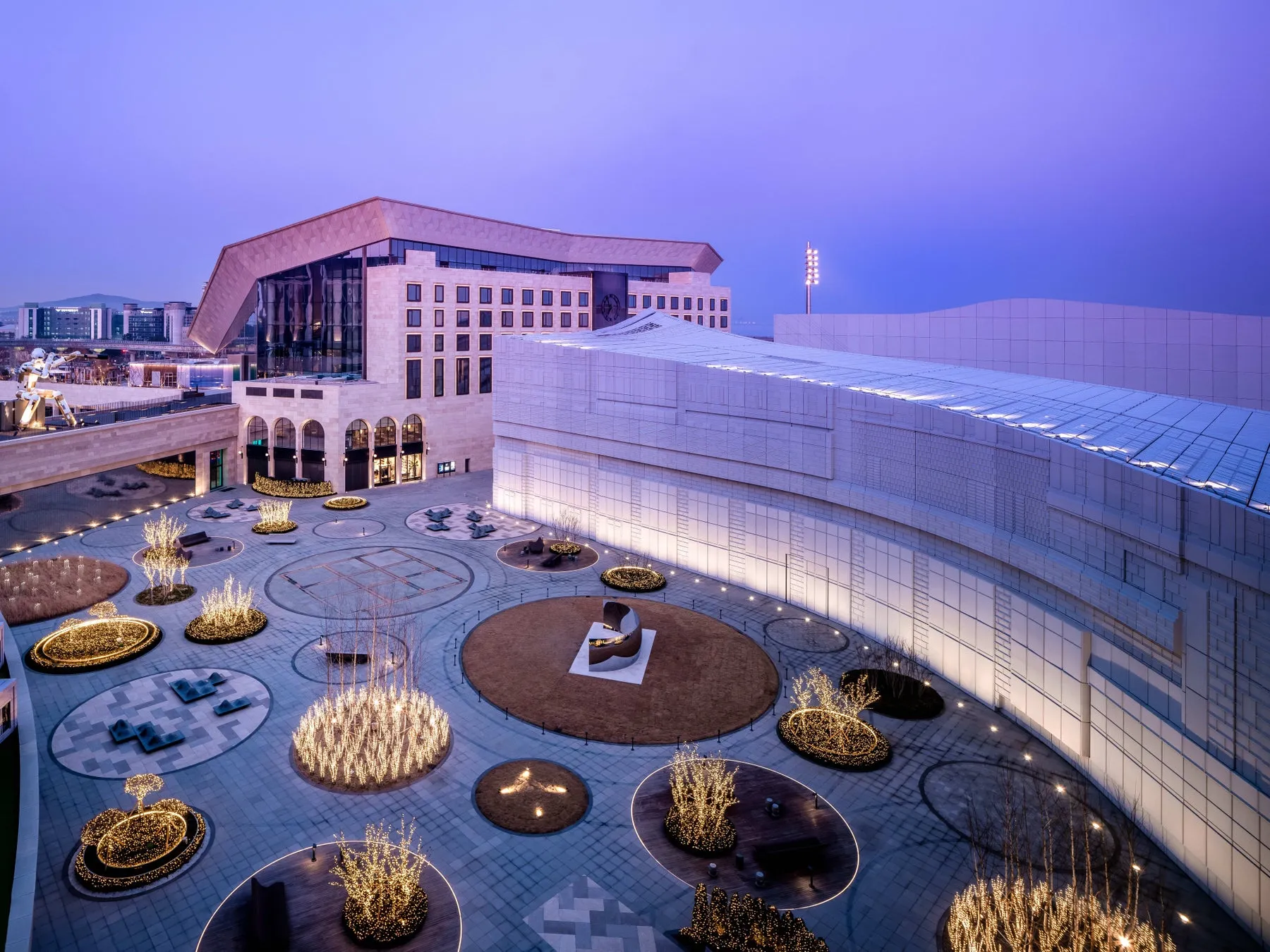 夜の屋外の都市景観。近代的な建物とライトアップされた庭園