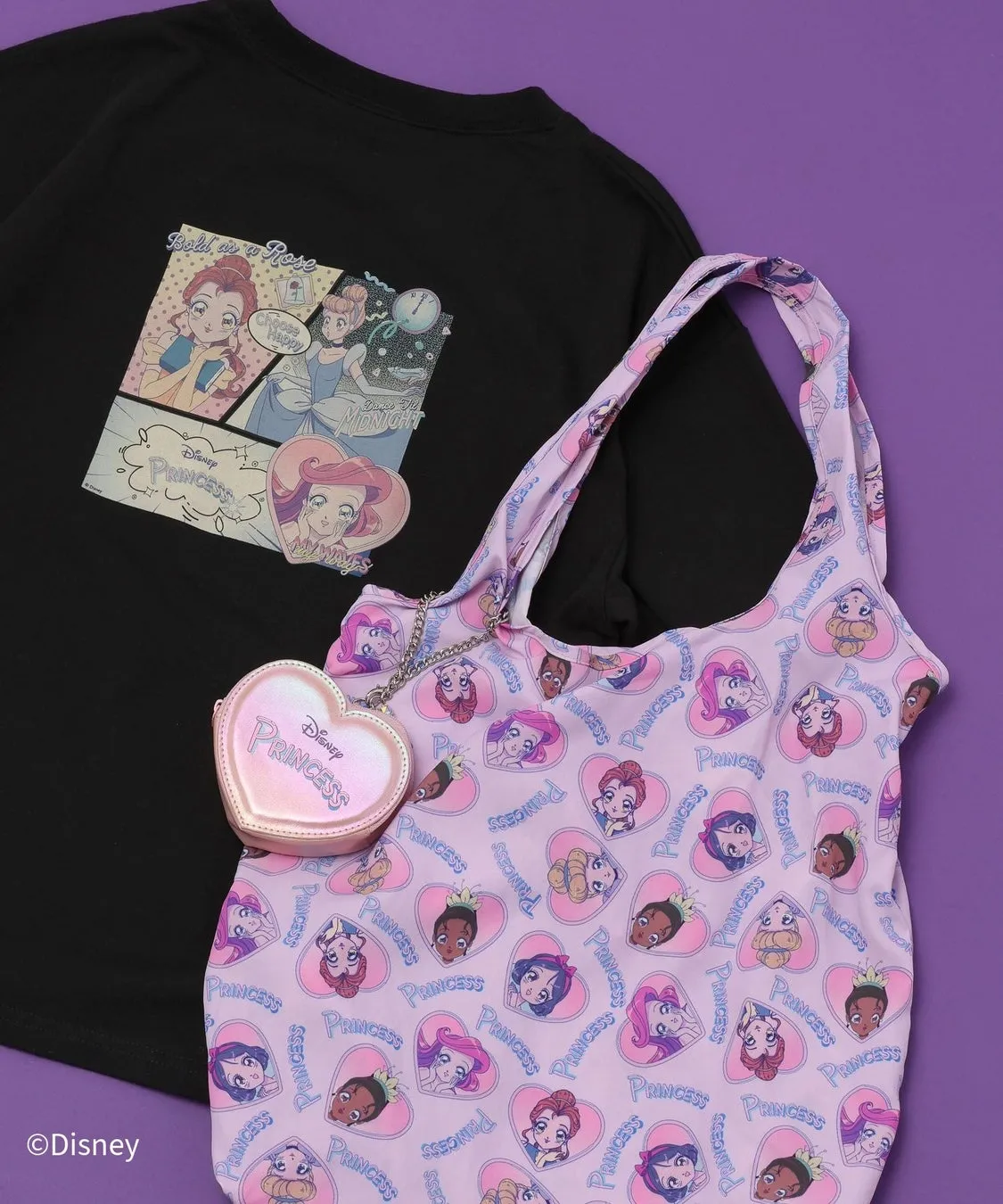 ディズニーのプリンセスが描かれたトートバッグ、ハート型ポーチ、黒いTシャツが写っている画像です。Tシャツにはプリンセスたちのイラストと英語の文字がプリントされています。バッグとポーチにはプリンセスたちの顔がパターンとして描かれています。