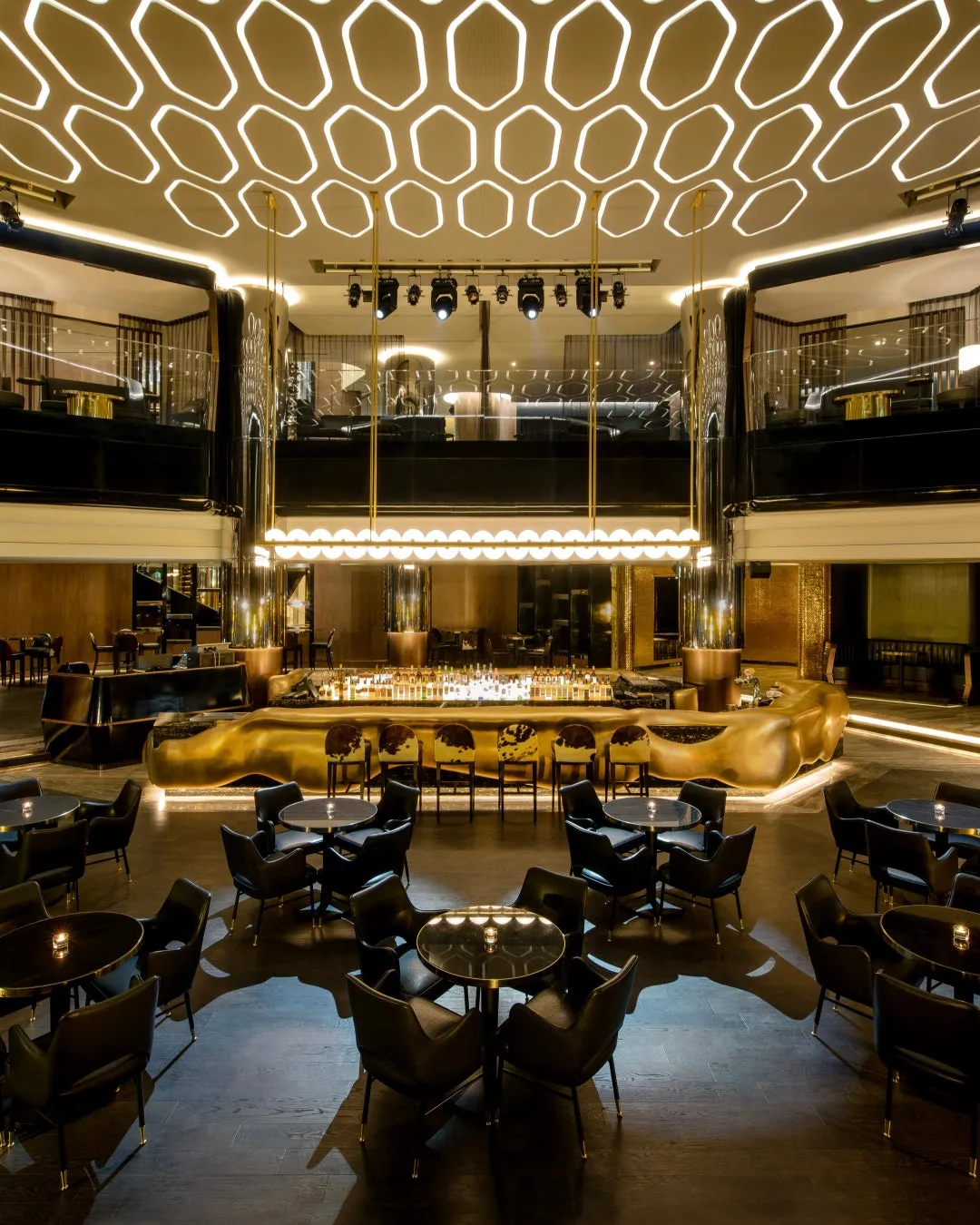 内装が豪華なバーラウンジの様子