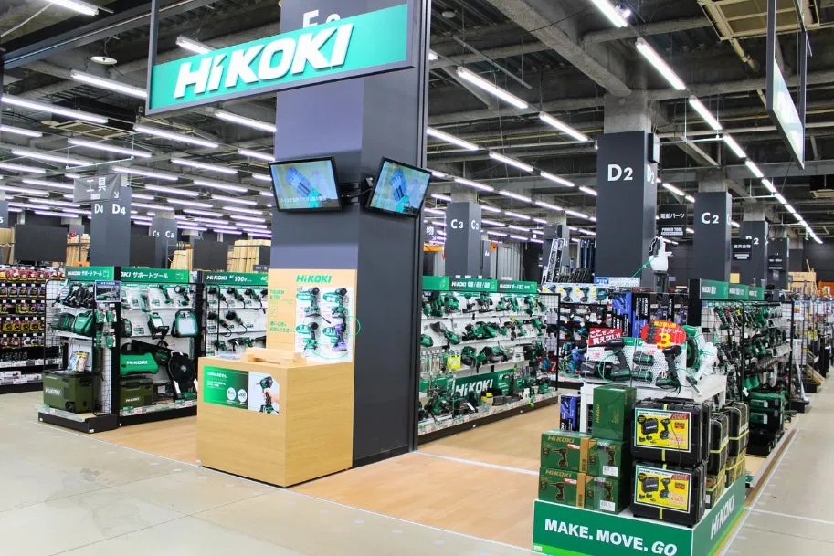 店内には、電動工具や関連商品が陳列されています。
