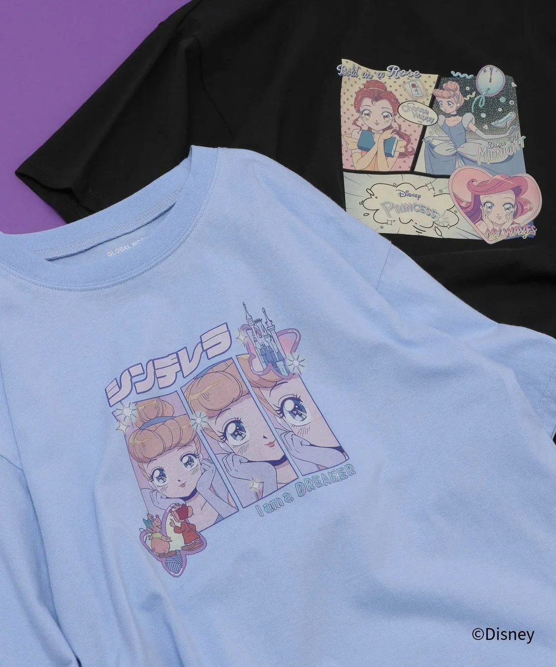 2枚のディズニーのプリンセスが描かれたTシャツの写真。水色のTシャツにはシンデレラ、黒いTシャツにはベル、シンデレラ、アリエルのイラストがプリントされている。どちらのシャツもディズニーの公式商品であることを示すロゴが入っている。