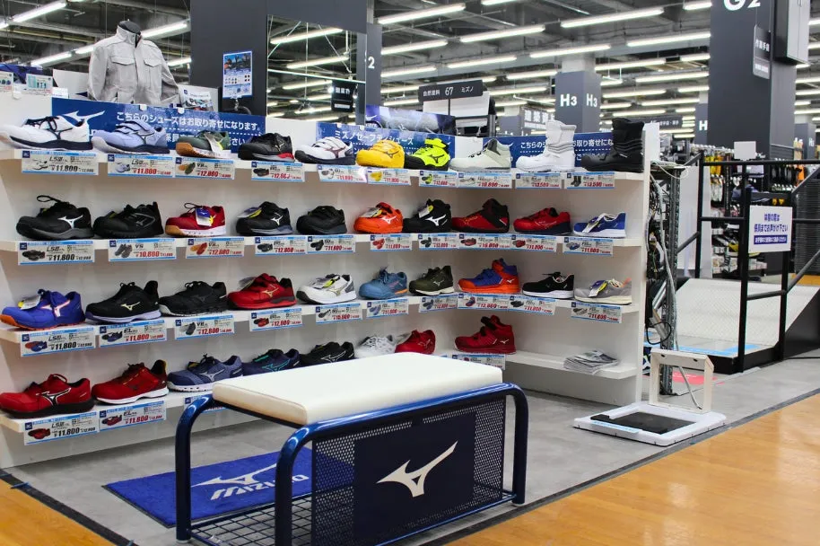 お店の棚に並んだミズノの靴の写真