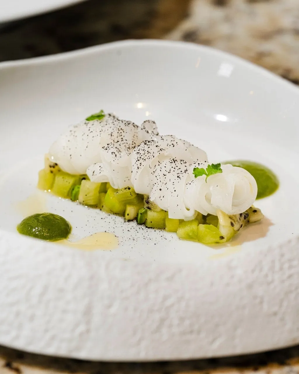 キウイと白身魚のマリネのような料理