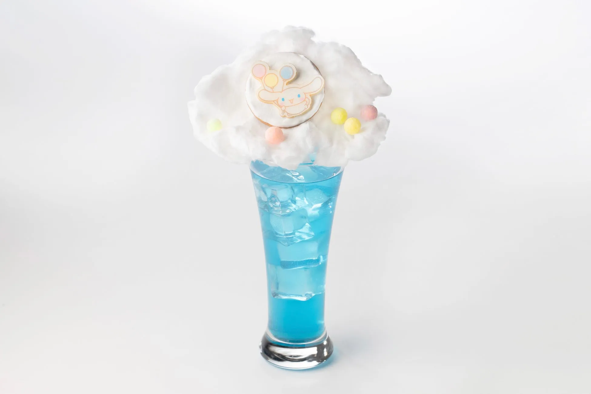 青いドリンクの上に綿菓子とキャラクタークッキーが乗った可愛らしいドリンク